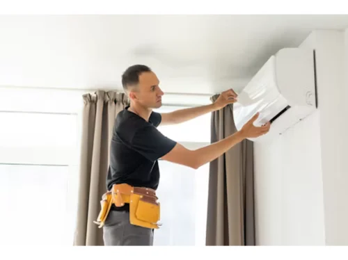 installateur posant une Climatisation